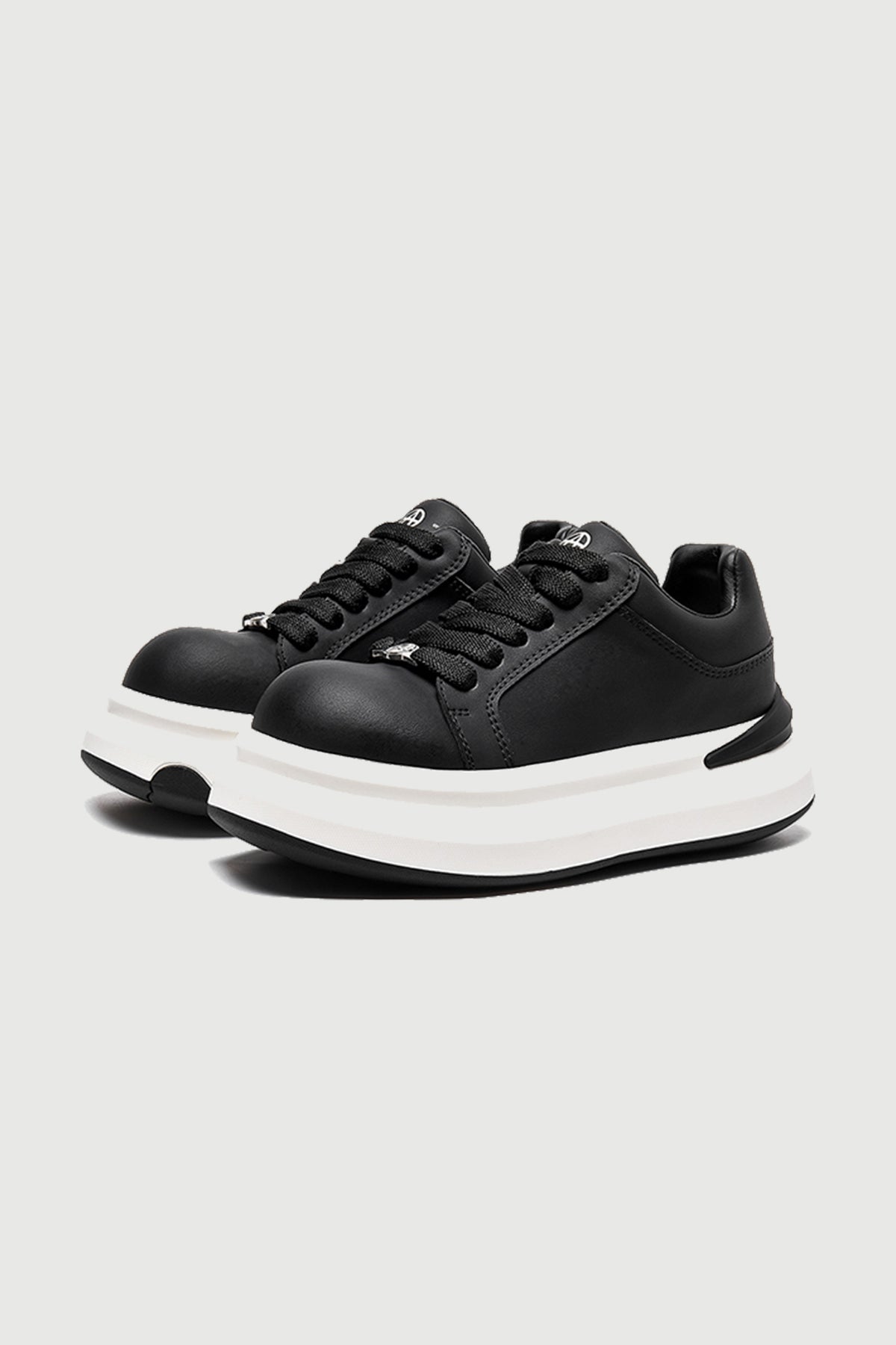 Bass Low Black — three-quarter product